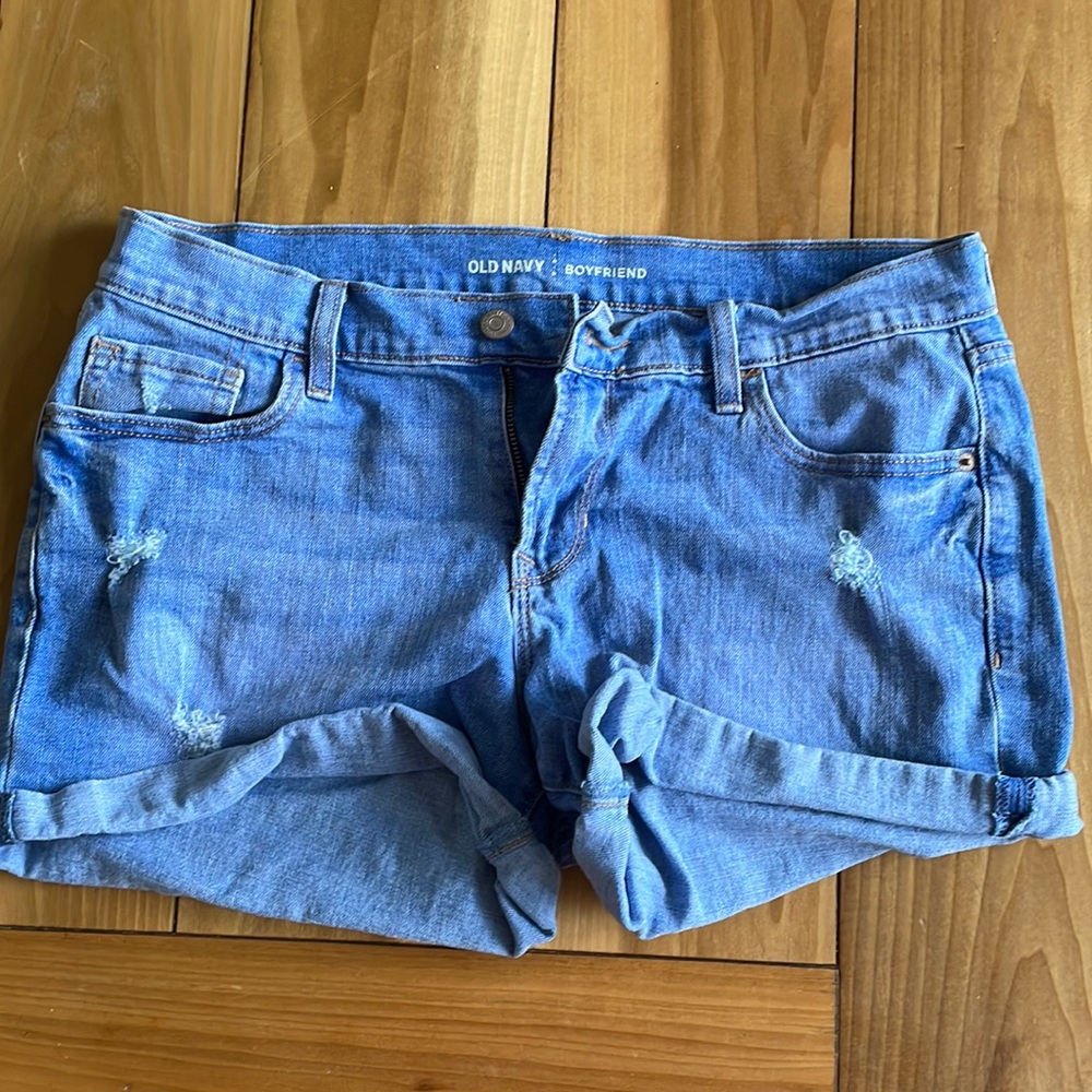 Light wash Old Navy boyfriend jean shorts. Size 10.